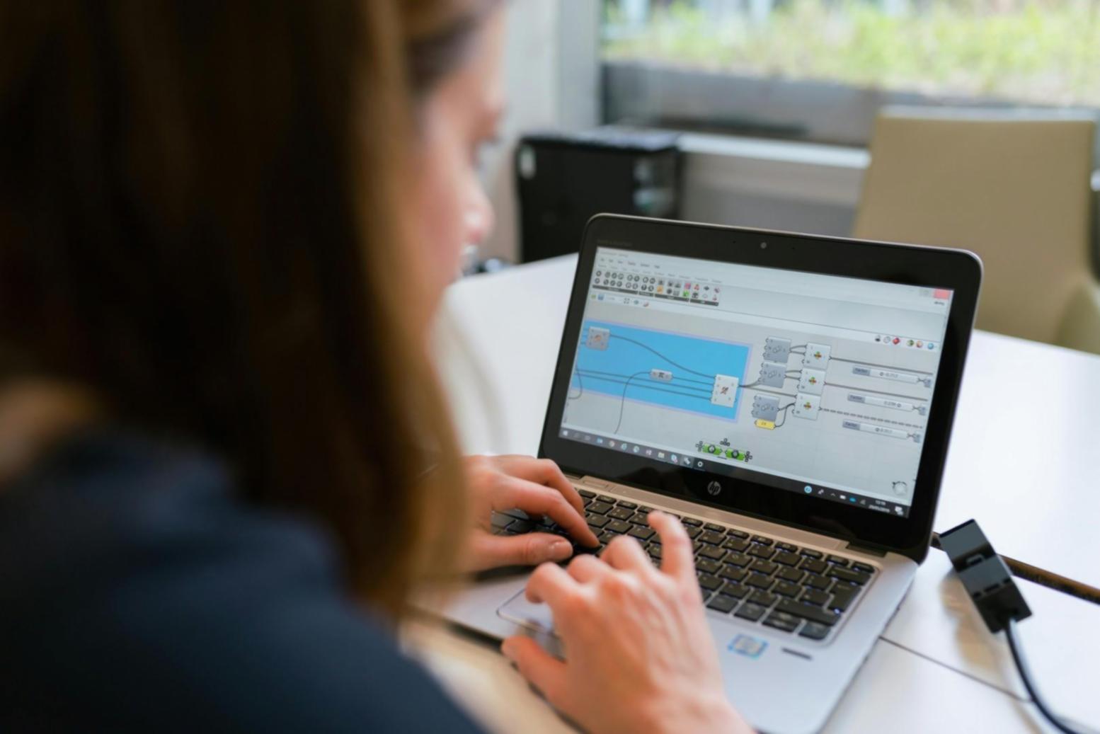 Monitoring-Dashboard mit Echtzeit-Metriken und Latenz-Tracking
